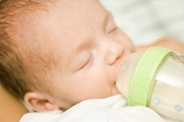 Sådan opbevarer modermælk. Fodre din baby, før du pumpe for at sikre hun får det beløb, hun har brug for først.