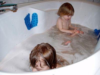 Hvordan at bade et barn. Lad barnet lege lidt i karbad før korrekt badning dem.