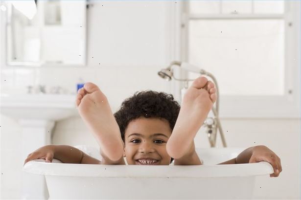 Hvordan at bade et lille barn. Har dit barn ind i badet.