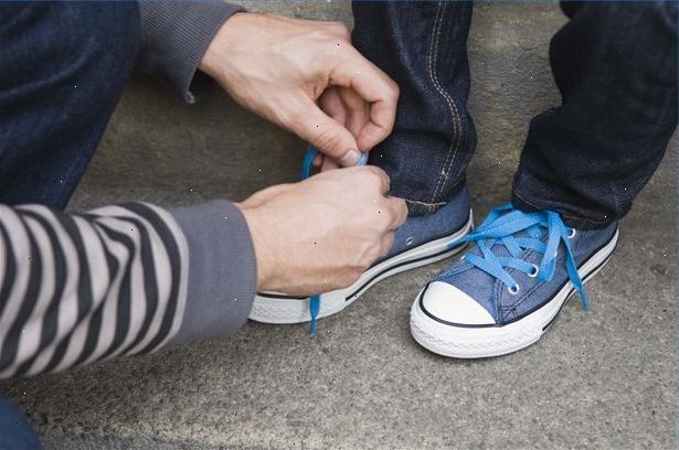 Sådan lære et barn at binde sko. Udvikle sine finmotorik og koordination.