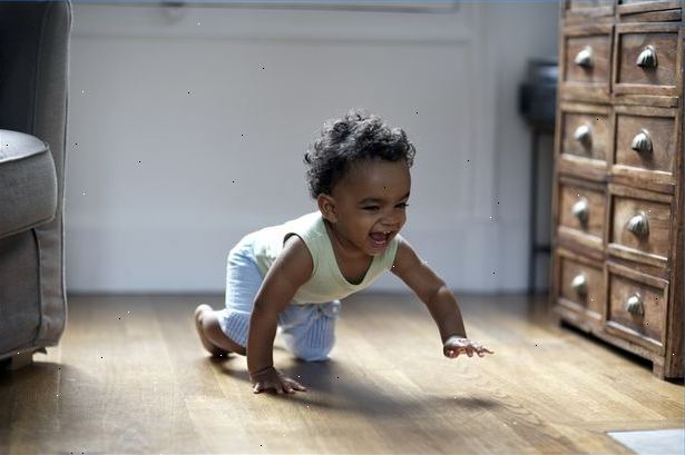 Hvordan til at klæde et spædbarn. Skift bleer og bunde eller bukser af barnet, mens du ligger ned.