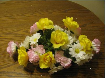 Brylluppet blomst arrangement normalt sætter stemningen for arrangementet. Blomster som roser.