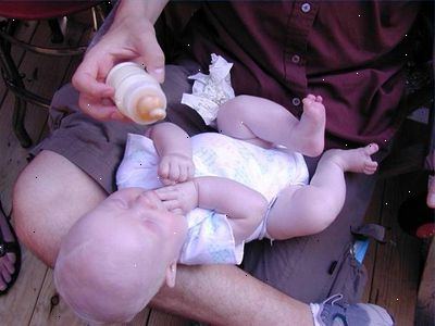Sådan får du dit nyfødte til at spise mere ved hver fodring. Varier den måde, du holder dit nyfødte, mens det fremføres.